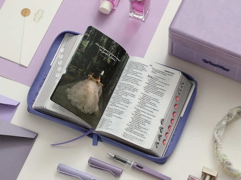 Biblia Quinceañera con Cierre y con Caja de Regalo RV1960 imit. piel lila con índice