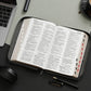 Biblia León con Cierre Letra Gigante Manual 14 puntos RV1960 imit piel negro con índice