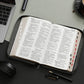 Biblia León con Cierre Letra Gigante Manual 14 puntos RV1960 imit piel negro con índice