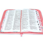 Biblia con Cierre Letra Grande 12 puntos para Mujer RV1960 imit. piel salmon floral con índice y canto mariposa