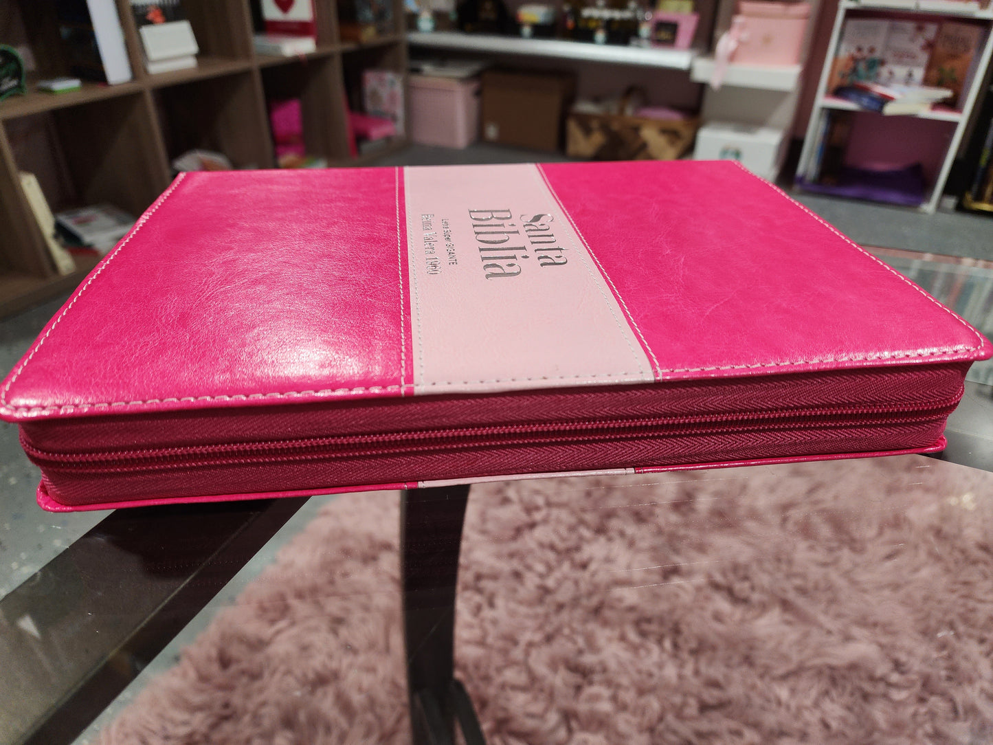 Biblia RV1960 Letra Super Gigante, piel duo tono fucsia-rosa.