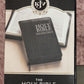 Biblia Inglés KJV compacta, con cierre, piel negra.