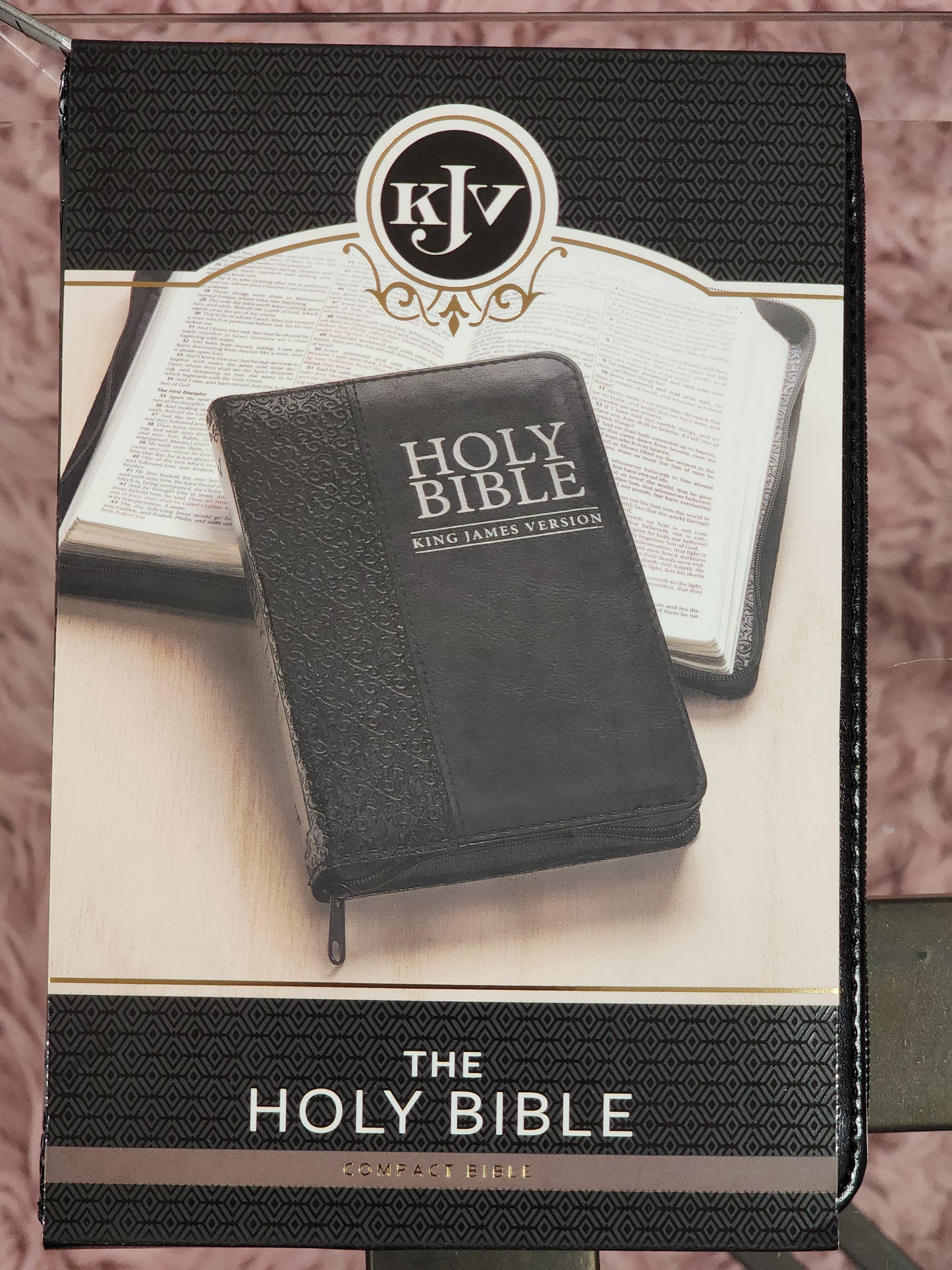 Biblia Inglés KJV compacta, con cierre, piel negra.