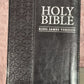 Biblia Inglés KJV compacta, con cierre, piel negra.