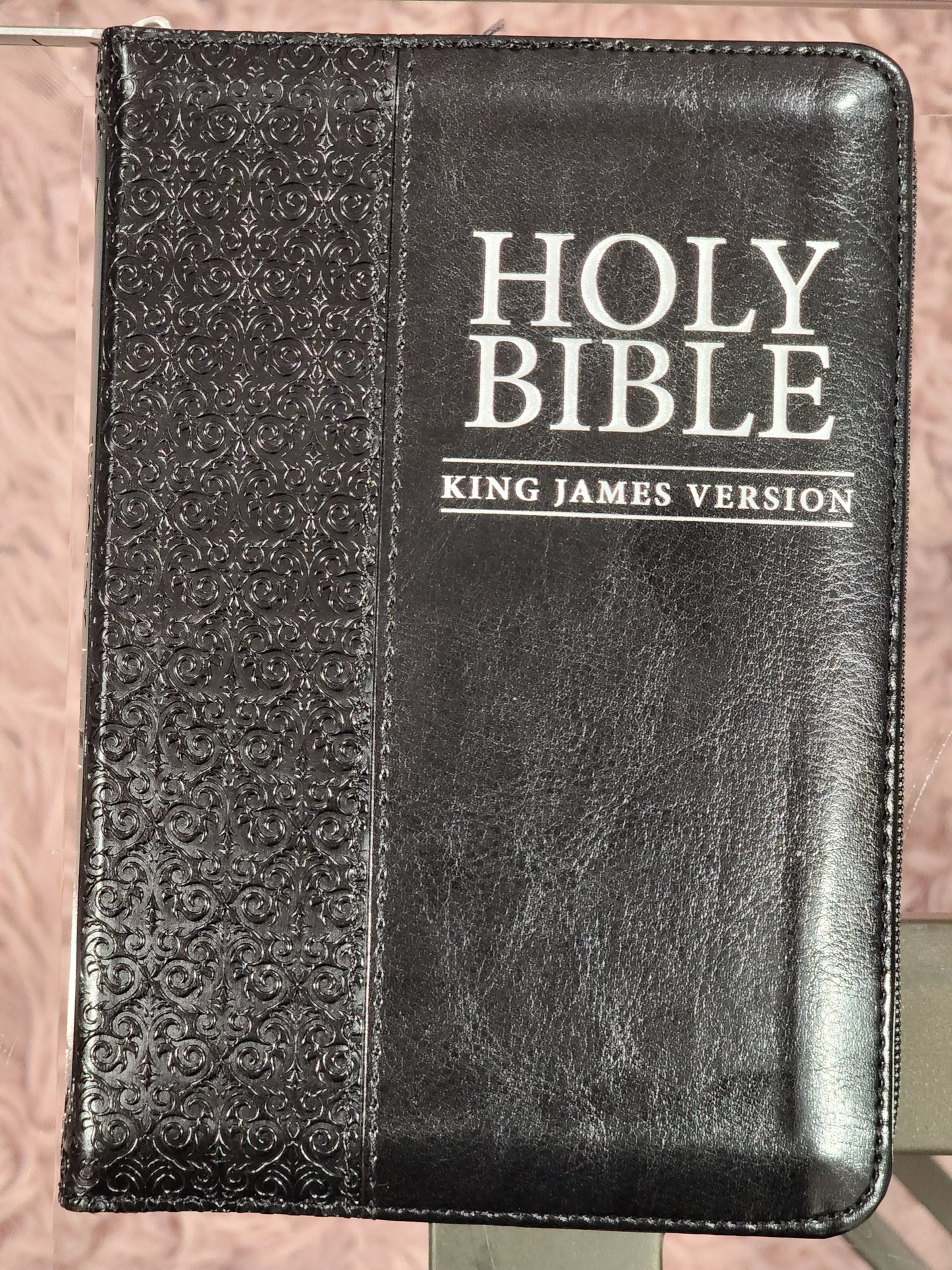 Biblia Inglés KJV compacta, con cierre, piel negra.