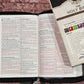 Biblia Inglés KJV compacta, con cierre, piel negra.