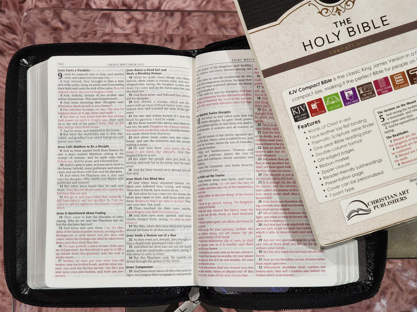 Biblia Inglés KJV compacta, con cierre, piel negra.