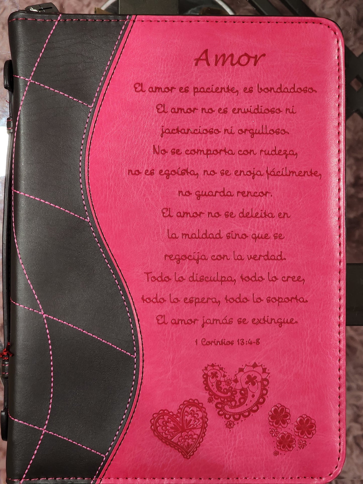 Forro de Biblia Mediano, Amor, 1 Corintios 13:4-8, duotono marrón y fiusha