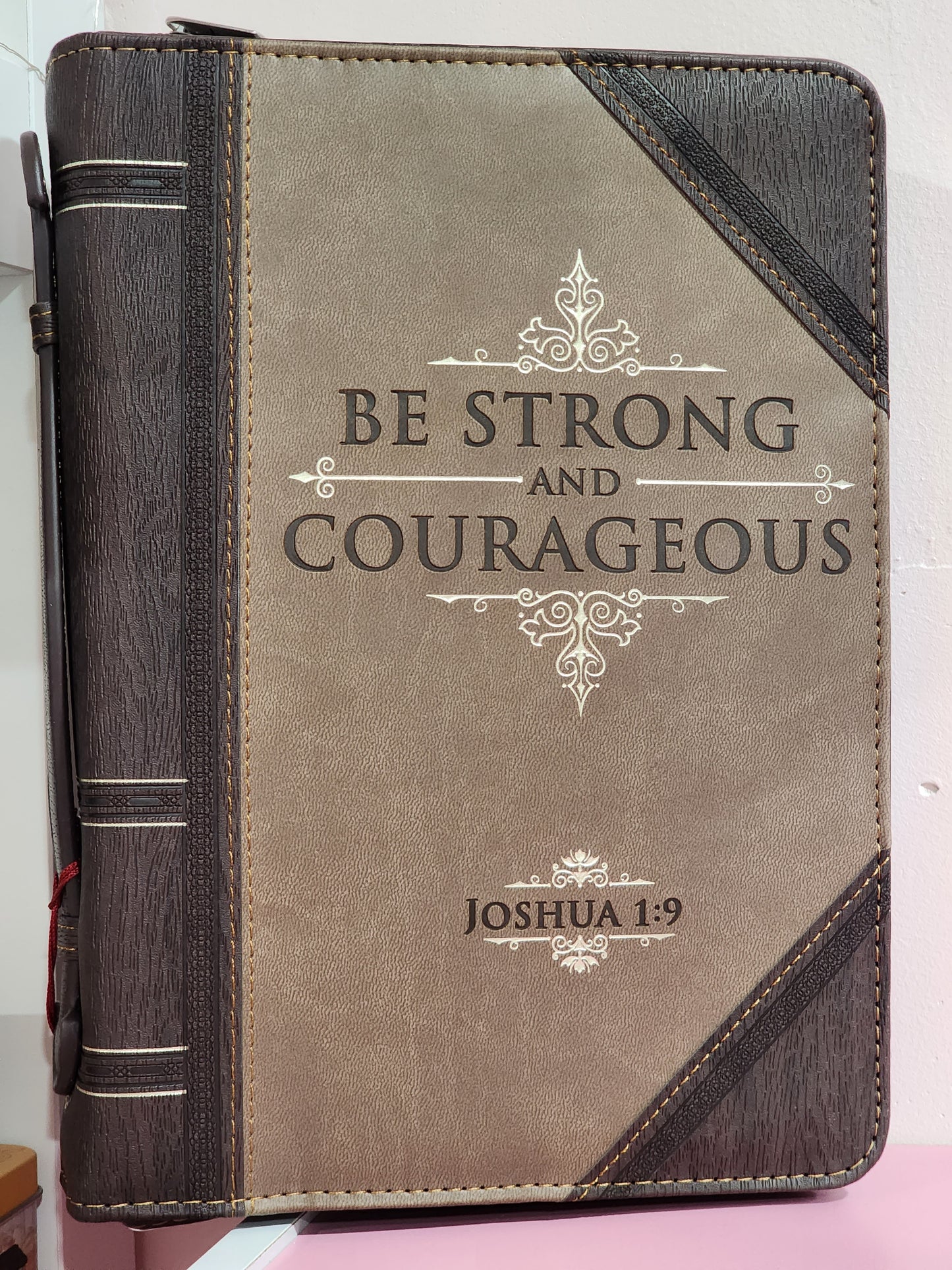 Forro de Biblia Mediano, Be strong and courageous, Joshua 1:9, luxleather brown