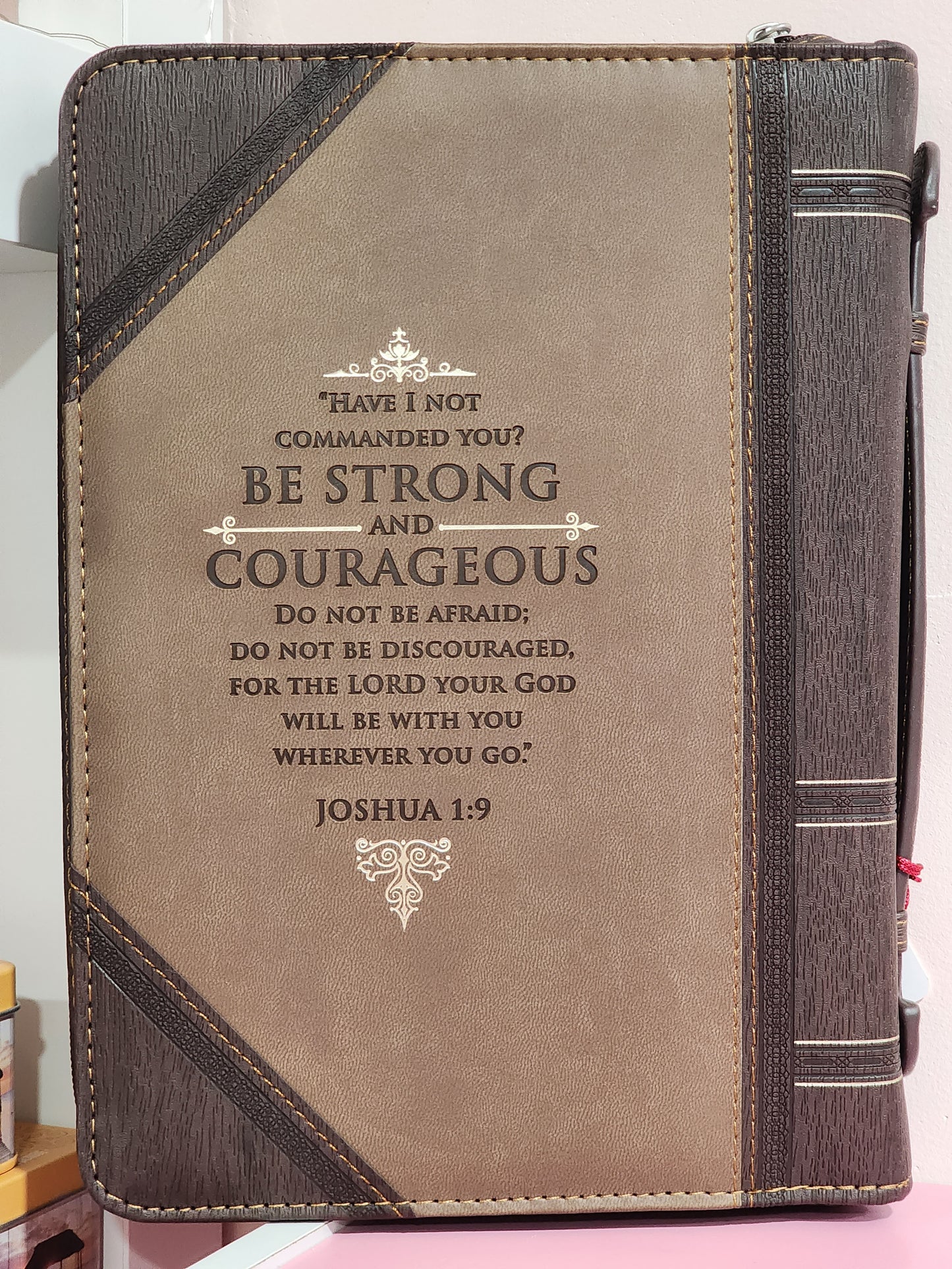 Forro de Biblia Mediano, Be strong and courageous, Joshua 1:9, luxleather brown