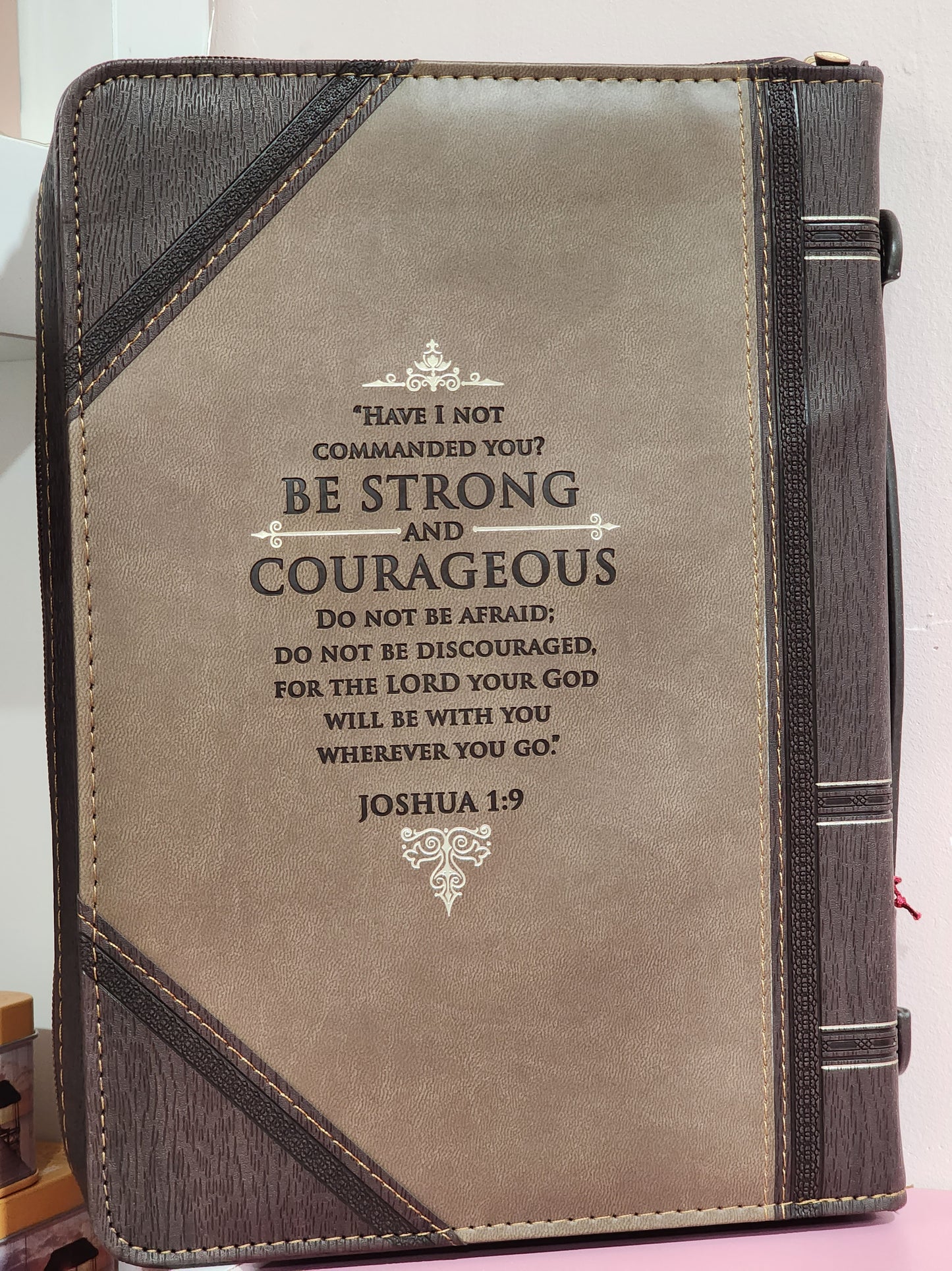 Forro de Biblia Grande, Be strong and courageous, Joshua 1:9, luxleather brown